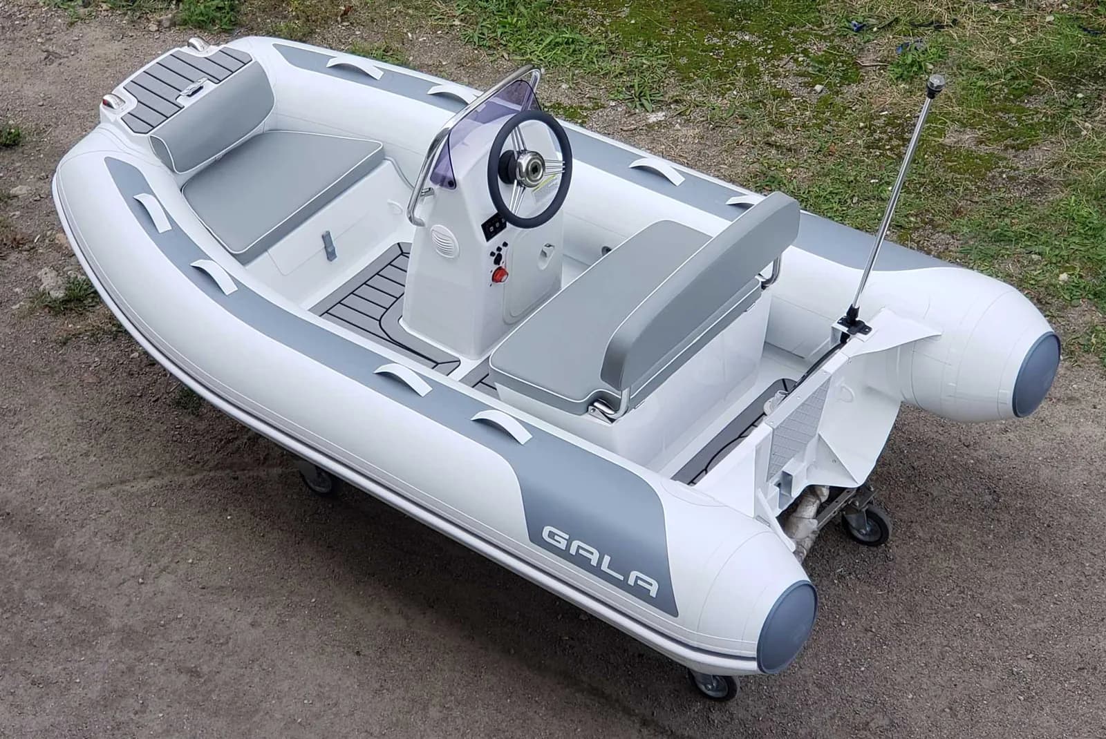 Gala Atlantis Deluxe cockpit and console view