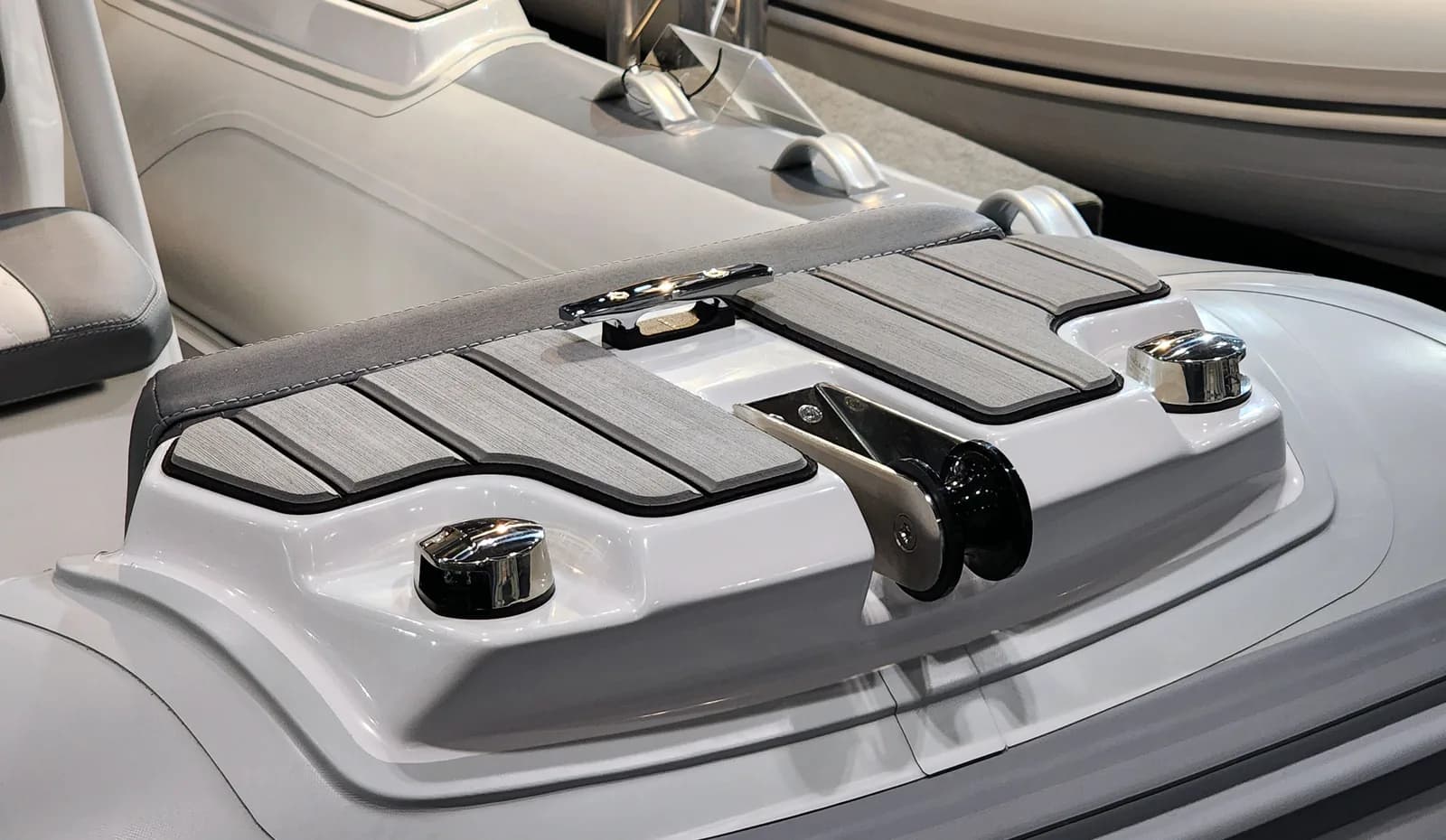 Gala Viking V500 stern boarding platform detail