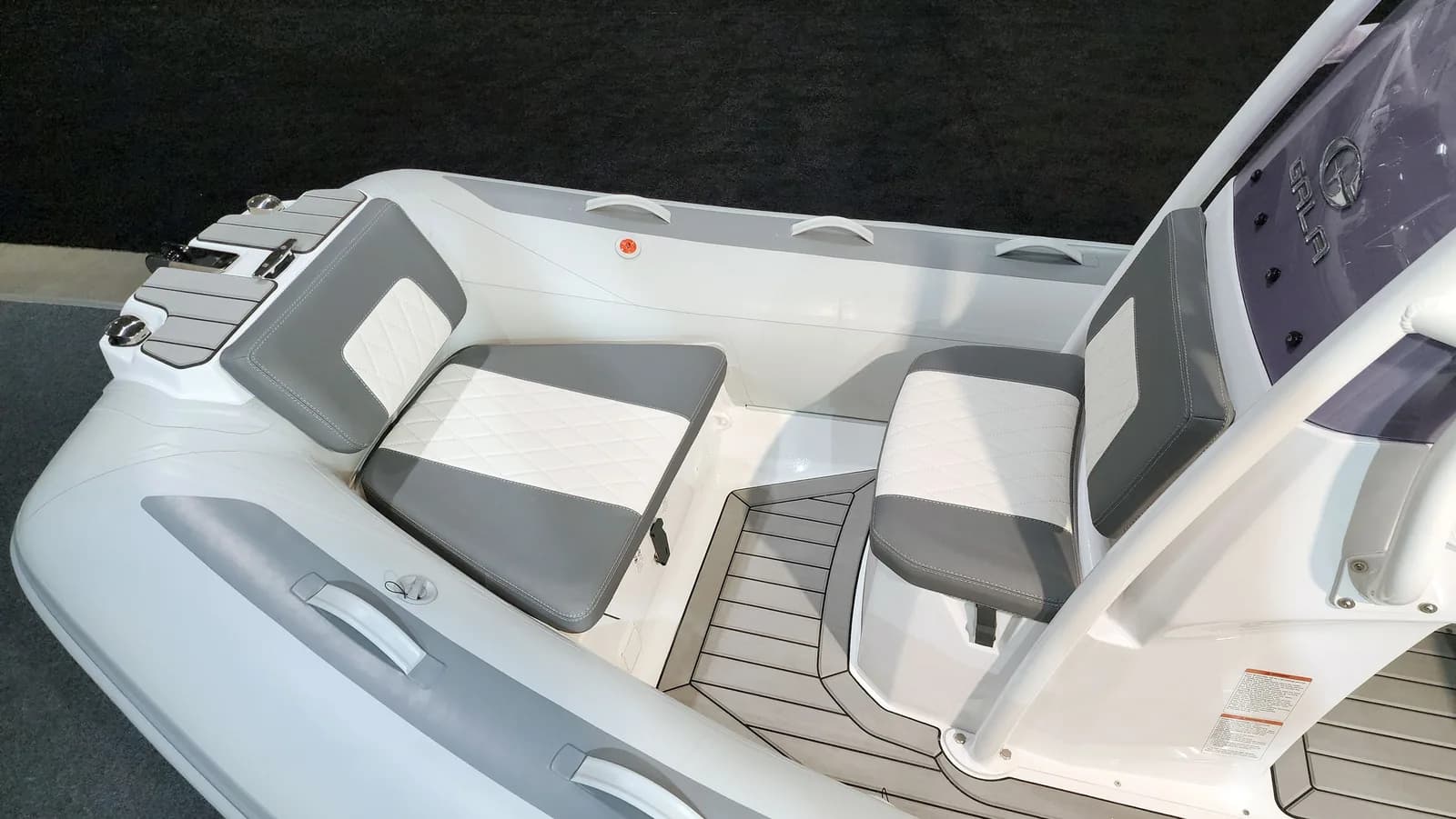 Gala Viking V500 bow seating detail